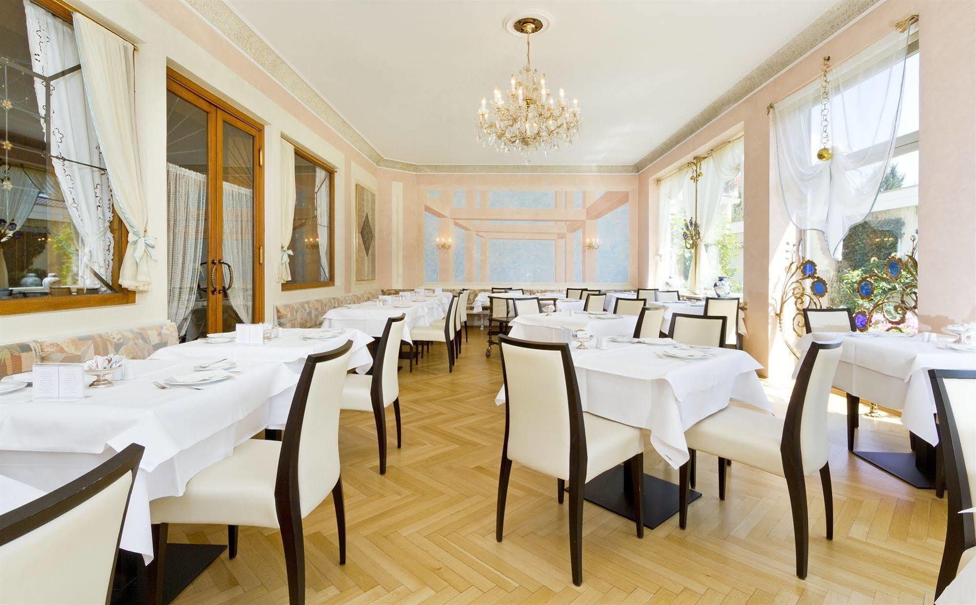 ヴィッテルズバッハー ホフ スイス クオリティ ホテル ガルミッシュ・パルテンキルヒェン レストラン 写真